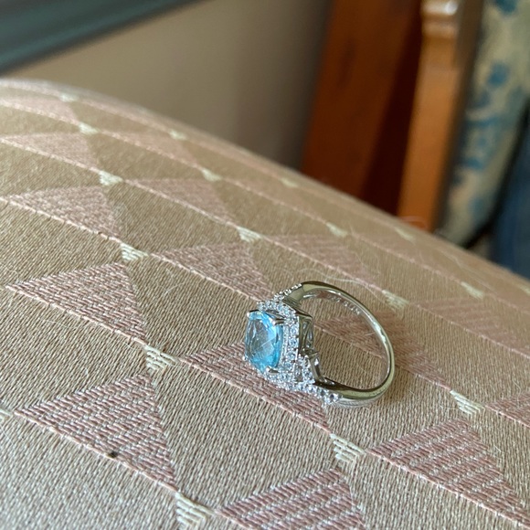Lovely sky blue (light) topaz ,white sapphire ring - Picture 3 of 5
